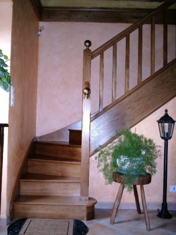 Escalier en chene quart tournant a droite marches et contre marches balustres en bois