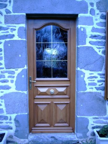 Porte d'entrée en chêne vitrée moulure grand cadre chapeau de gendarme