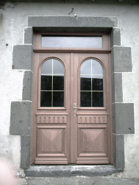 Porte d'entrée en chêne double vantaux vitrée moulures grand cadre plein cintre